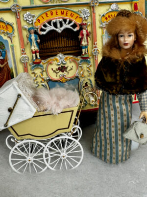 H.Ott Gliederpuppe mit Kinderwagen 1:12