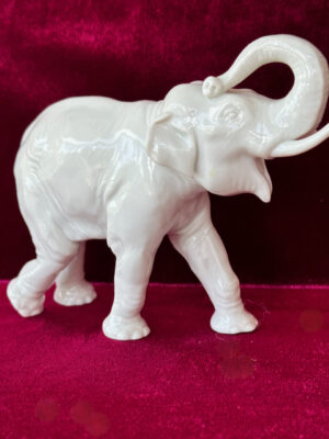 Brüllender Porzellan Elefant