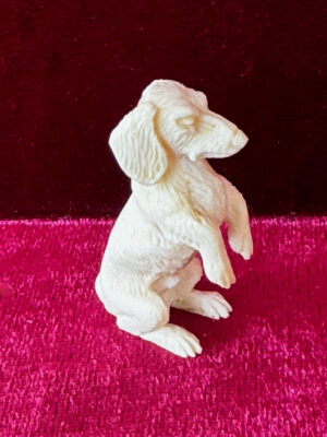 Sitzender Hund Elfenbein