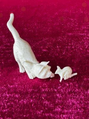 Elfenbein Katze mit Maus