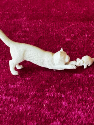 Elfenbein Katze mit Maus