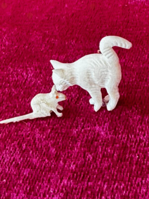 Elfenbein Katze mit Maus