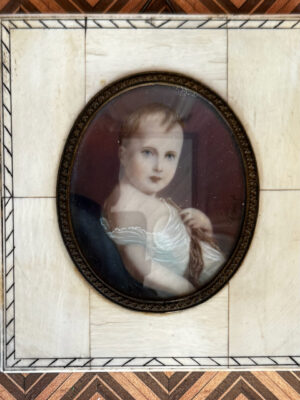 Kinderbild mit Elfenbein eingefasst?